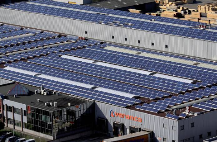 Les panneaux solaires installés sur le toit de l'usine Veranco en Belgique