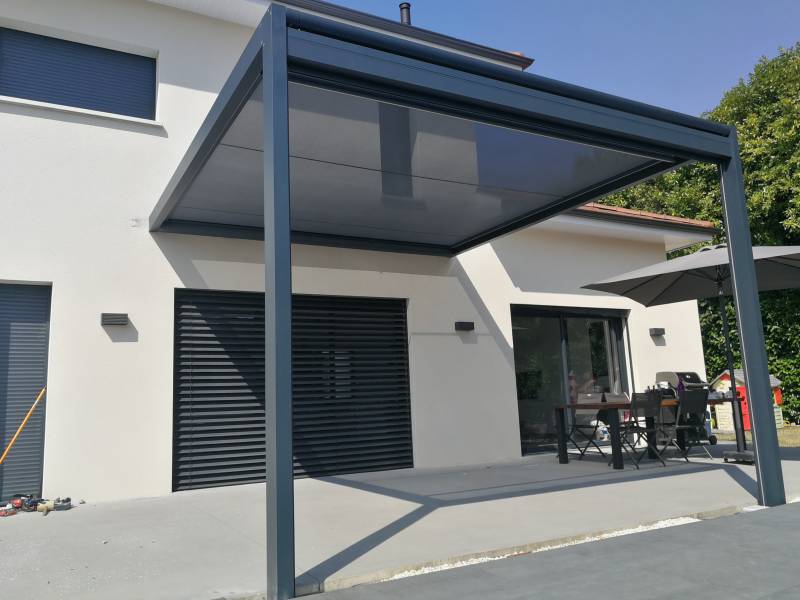 Pergola gris anthracite sur maison moderne près de Bourgoin